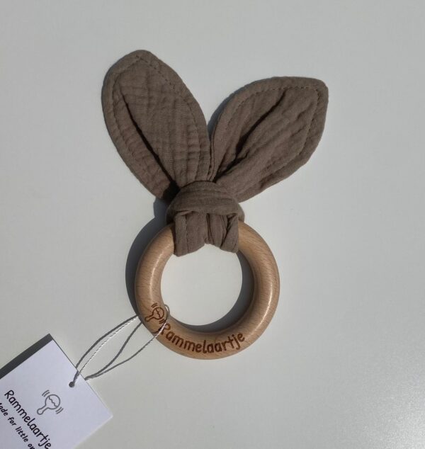 Houten bijtring baby Houten bijtring met konijnenoren rammelaartje